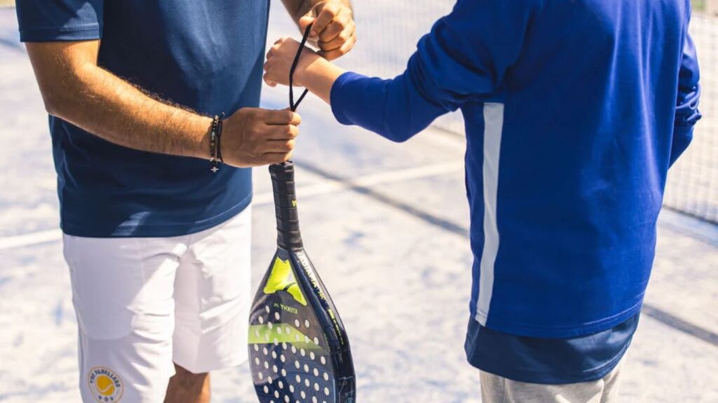 how-to-hold-a-padel-racket-2