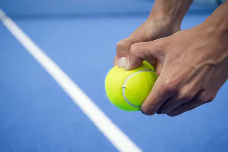Pressurized padel ball with bounce